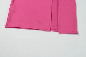 Gros plan détaillé du tissu en maille rose avec fente latérale et coutures d'ourlet