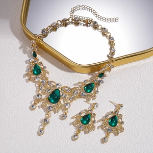 Luxus-Schmuckset mit grünen Harz-Tropfensteinen und funkelnden Kristallen in Gold