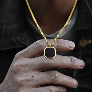 Collana da uomo con catena a scatola dorata e ciondolo geometrico ottagonale nero vintage