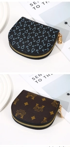 Détail de porte-monnaie zippés imprimés avec motif ancre et design monogramme