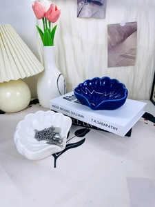 Dettaglio del vassoio per gioielli in ceramica a forma di conchiglia con finitura lucida