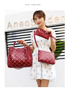 Vue détaillée du lot de 3 sacs rouges avec motif quadrillé blanc et perles chic