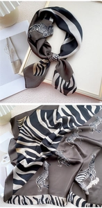 Détail d'un foulard en soie carré avec imprimé zèbre et illustrations animales chic