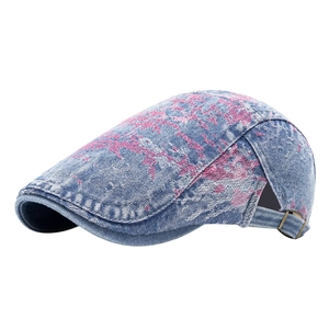 Berretto in denim lavato vintage con texture tinta a spruzzo e fibbia metallica regolabile