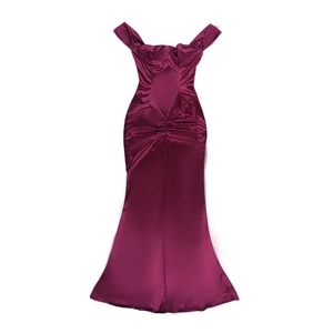 Détails des plis élégants en satin bordeaux sur la taille d'une robe de soirée à épaules nues
