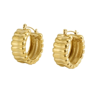 Gros plan de boucles d'oreilles anneaux dorés 18 carats avec texture ondulée rétro