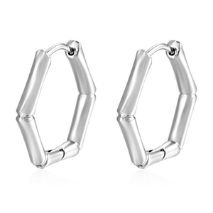 Boucles d'oreilles hexagonales en acier inoxydable argenté style bambou sur fond blanc