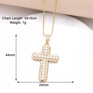 Vue détaillée du collier croix dorée avec zircons pavés mesurant 44x24mm
