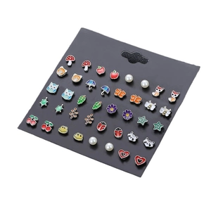 Set di 18 paia di orecchini a lobo con animali e piante su un espositore nero elegante