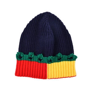Bonnet en tricot contrasté avec bordure en dentelle colorée et motif cœur évidé