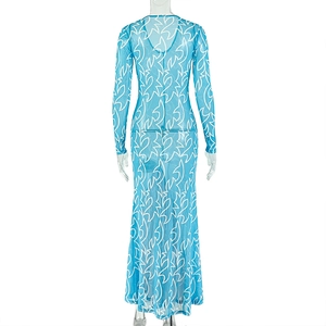 Détail de la robe bleue en maille à manches longues avec motif de flammes et vue du dos