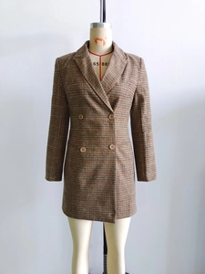 Détails du motif à carreaux marron et des boutons sur ce blazer croisé pour femme