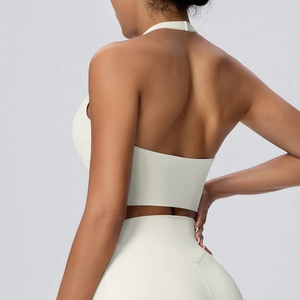 Vista posteriore del set yoga halter bianco crema con top sportivo e leggings a vita alta