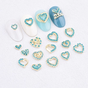 Bijoux à ongles en forme de cœur doré avec strass bleus et nœuds pour manucure DIY