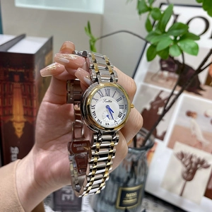 Détail de la montre Scottie pour femme avec bracelet bicolore et cadran blanc à chiffres romains