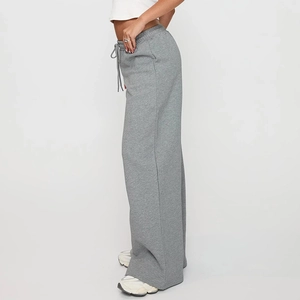 Détail d'un pantalon gris à jambes larges avec taille à cordon de serrage ajustable