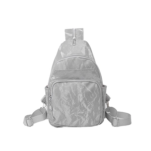 Modische silbergraue Mini-Brusttasche mit glänzender Faltenstruktur für Damen
