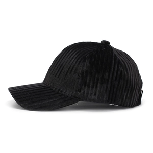 Gedetailleerd zijaanzicht van een zwarte corduroy gestreepte baseballcap