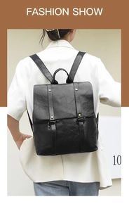 Rückansicht eines Models mit schwarzem PU-Lederrucksack mit goldenen Schnallen-Details