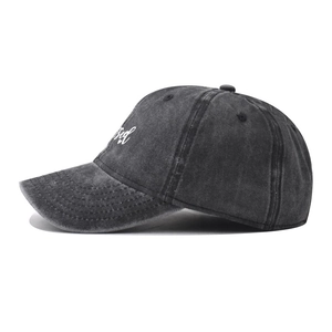 Détail de la casquette de baseball gris délavé avec broderie Blessed blanche
