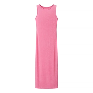 Detalle de un vestido largo rosa sin mangas con corte ajustado sobre fondo blanco