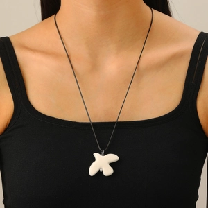 Collier minimaliste avec pendentif colombe blanche et cordon ciré noir pour femme