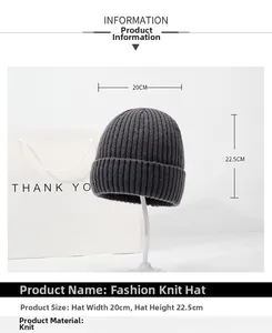 Détail du bonnet en tricot gris foncé avec dimensions de 20 cm de large et 22,5 cm de haut