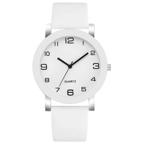 Détail d'une montre à quartz blanche minimaliste avec échelle numérique et bracelet assorti