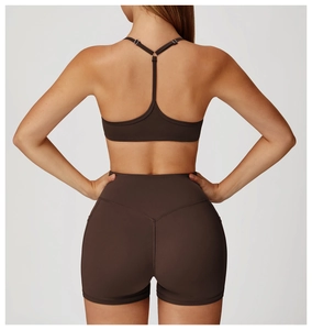 Vue arrière du soutien-gorge de yoga marron foncé et du short taille haute à coutures en V