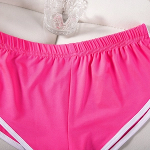 Detailansicht der rosaroten Sporthose mit weißem Saum und elastischem Hosenbund