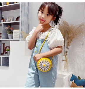 Detail of yellow daisy kids crossbody bag with 3D petals and flower metal zipper puller