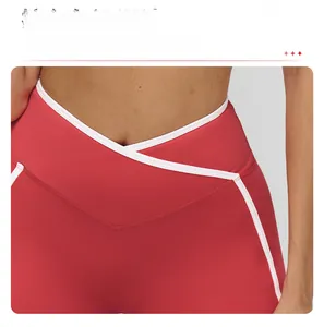 Détail de la taille en V avec passepoil contrasté blanc sur le short de yoga rouge