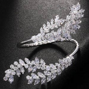 Elegantes silbernes Blatt Manschettenarmband mit glitzernden Strass Braut Schmuck.