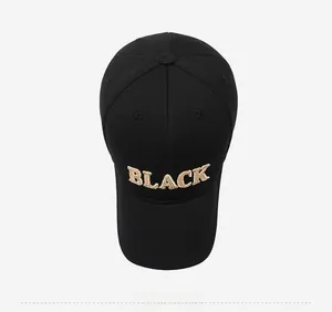 Draufsicht der schwarzen Baseballkappe mit goldener 3D-Stickerei BLACK auf der Front
