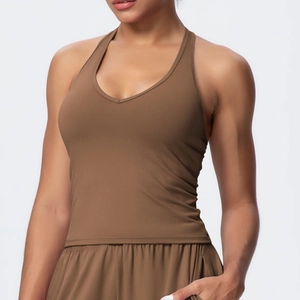 Dettaglio del top da yoga marrone con scollo a V e pantaloncini sportivi coordinati