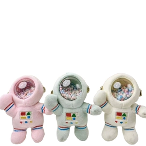 Schattige pluche astronautenhangers in roze, blauw en wit met transparante helmen