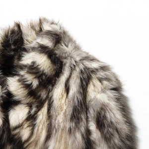Cappotto in finta pelliccia chic nei toni grigio, nero e beige con finitura soffice