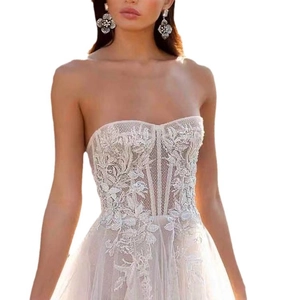 Robe de mariée bustier ivoire élégante avec broderies de dentelle florale et sequins