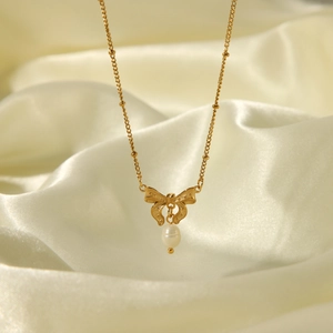 Elegante collana con fiocco placcata in oro 18K con ciondolo di perla su seta beige