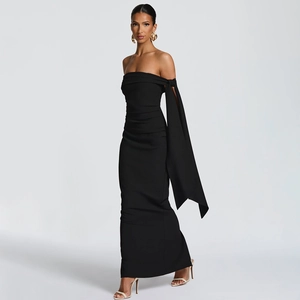Robe longue noire élégante à épaules dénudées avec ruban latéral et coupe moulante