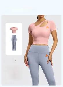 Dettaglio della maglia da yoga a maniche corte e leggings a vita alta con logo personalizzato