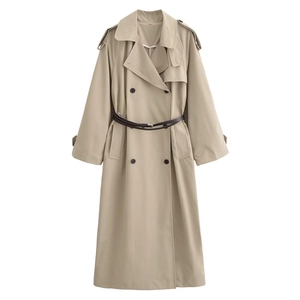 Dettaglio di trench kaki con cintura in pelle marrone scuro e spalline ornamentali
