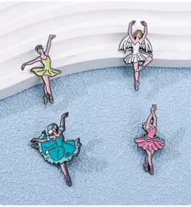 Detalle de cuatro broches de bailarinas de esmalte de colores con grabado de metal