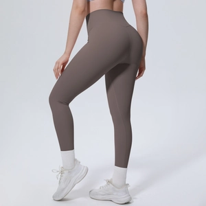 Detail der nahtlosen High-Waist-Leggings in Dunkelbraun mit Push-up-Effekt und Stoffstruktur