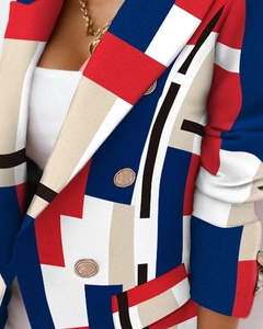 Dettaglio blazer con stampa geometrica a blocchi e bottoni dorati a rilievo