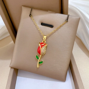 Collana elegante in acciaio al titanio dorato con rosa in smalto rosso e zirconi