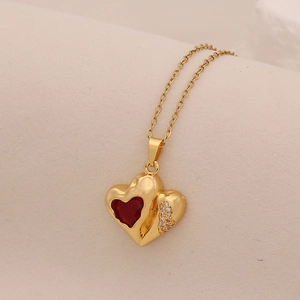 Elegante goldene Edelstahlhalskette mit rotem Herzanhänger und funkelnden Akzenten