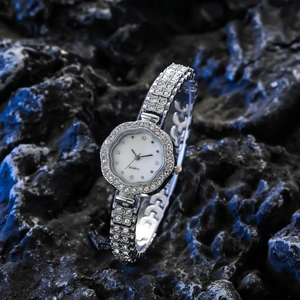 Montre quartz femme en forme de fleur avec strass étincelants et bracelet en cristal
