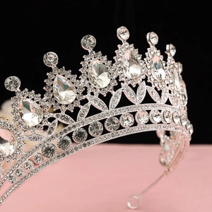 Dettaglio corona da sposa in argento con cristalli a goccia e metallo lavorato