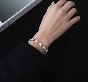 Dettaglio macro del bracciale in argento S925 con marquise scintillante e zirconi tondi